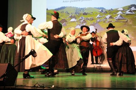 Ples in glasba izpod kamniških planin v izvedbi Folklorne skupine Kamnik in njihovih prijateljev  (5)